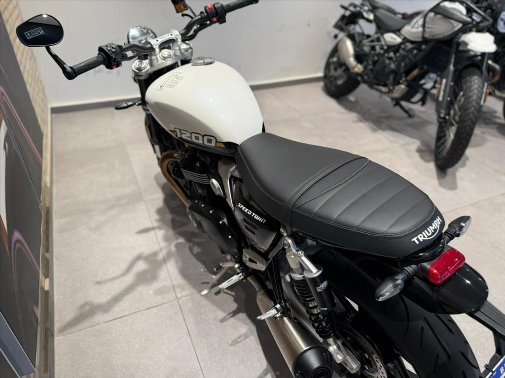 TRIUMPH-SPEED-TWIN