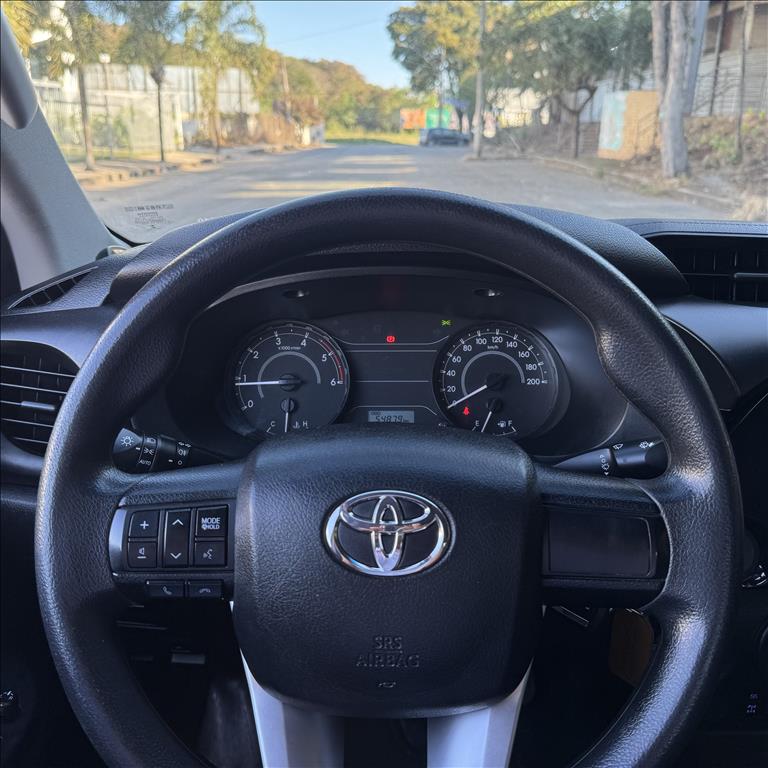 Toyota-HILUX-2.8 D-4D TURBO DIESEL CD POWER PACK 4X4 MANUAL