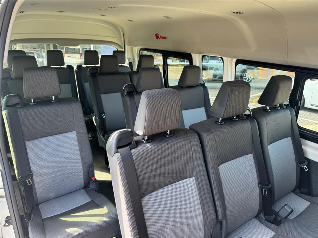 HIACE 2.8 D-4D TURBO DIESEL MINIBUS 15+1 DX AUTOMÁTICO11