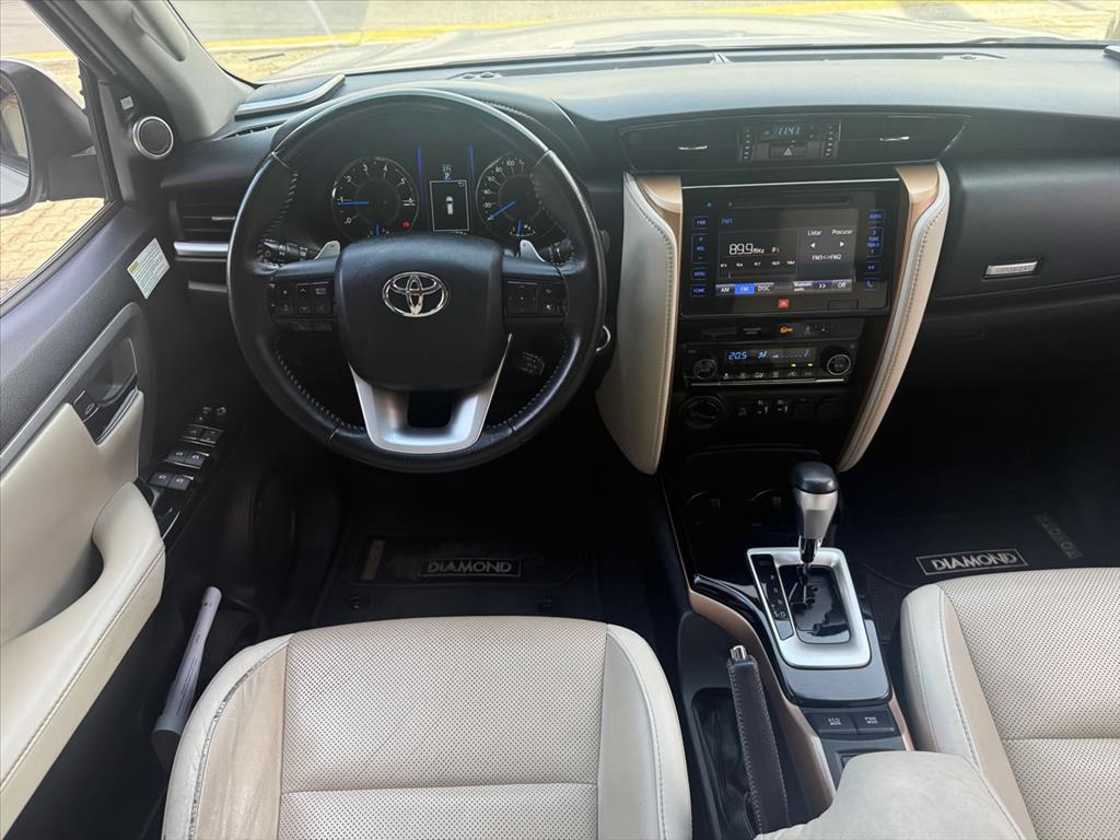 Toyota Hilux Sw4 - 2.8 SRX DIAMOND 4X4 7 LUGARES 16V TURBO INTERCOOLER DIESEL 4P AUTOMÁTICO