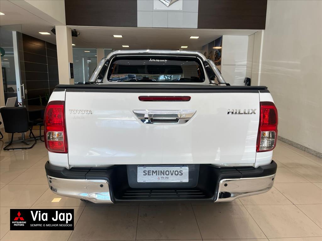 Toyota-HILUX-2.8 D-4D TURBO DIESEL CD SR 4X4 AUTOMÁTICO