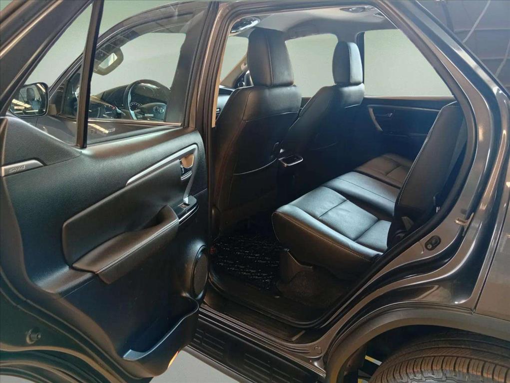 HILUX SW4 2.8 D-4D TURBO DIESEL SRX PLATINUM 7L 4X4 AUTOMÁTICO9