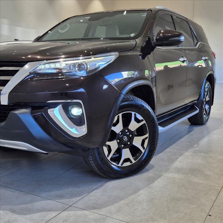 HILUX SW4 2.8 SRX DIAMOND 4X4 7 LUGARES 16V TURBO INTERCOOLER DIESEL 4P AUTOMÁTICO6