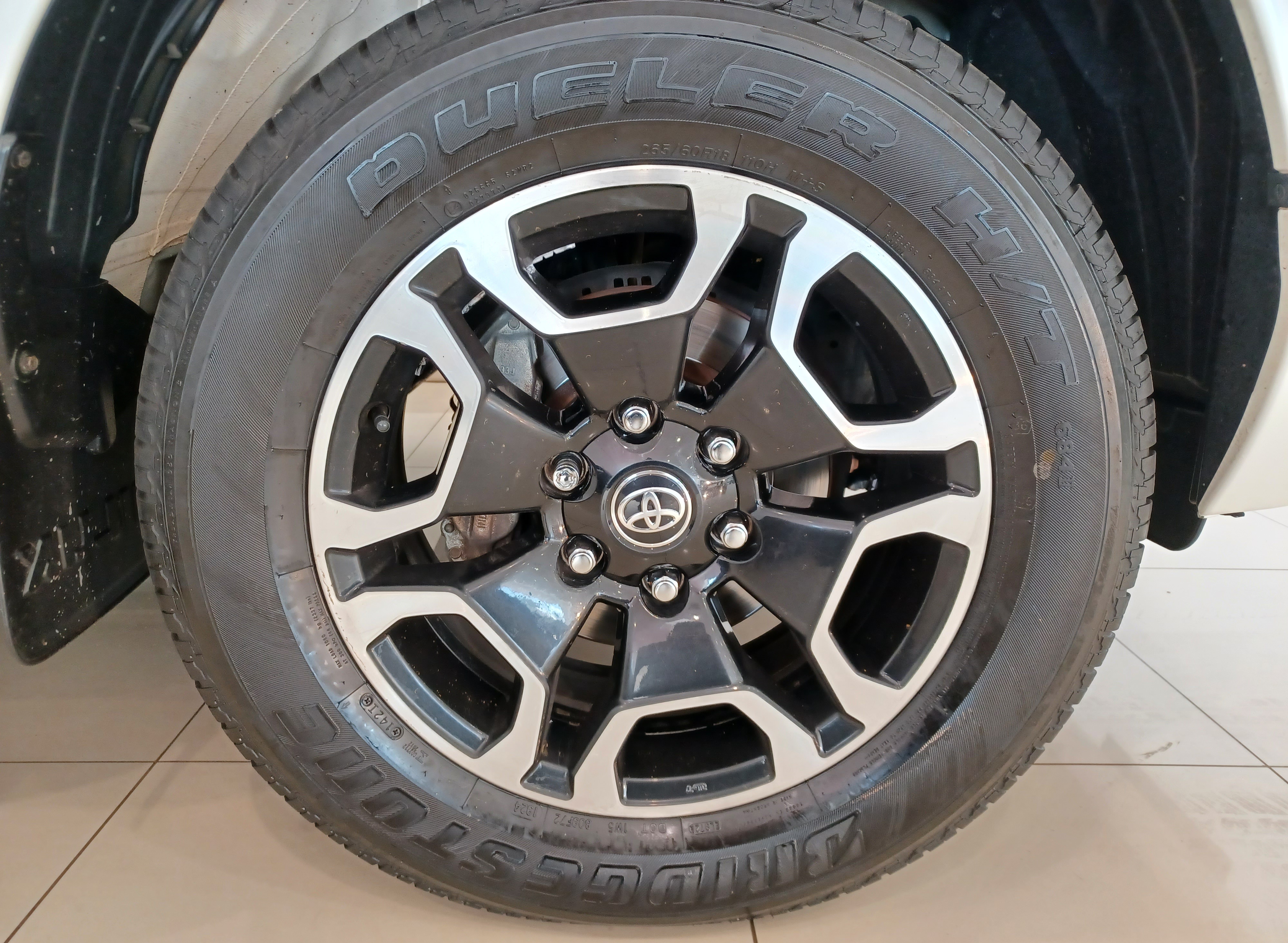 Toyota-HILUX-2.8 D-4D TURBO DIESEL CD SRX 4X4 AUTOMÁTICO