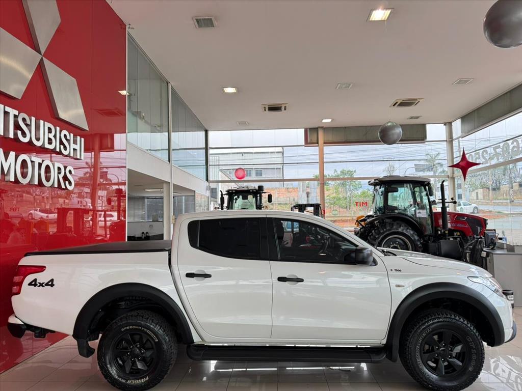 Mitsubishi-L200 TRITON-2.4 16V TURBO DIESEL OUTDOOR GLS CD 4X4 AUTOMÁTICO