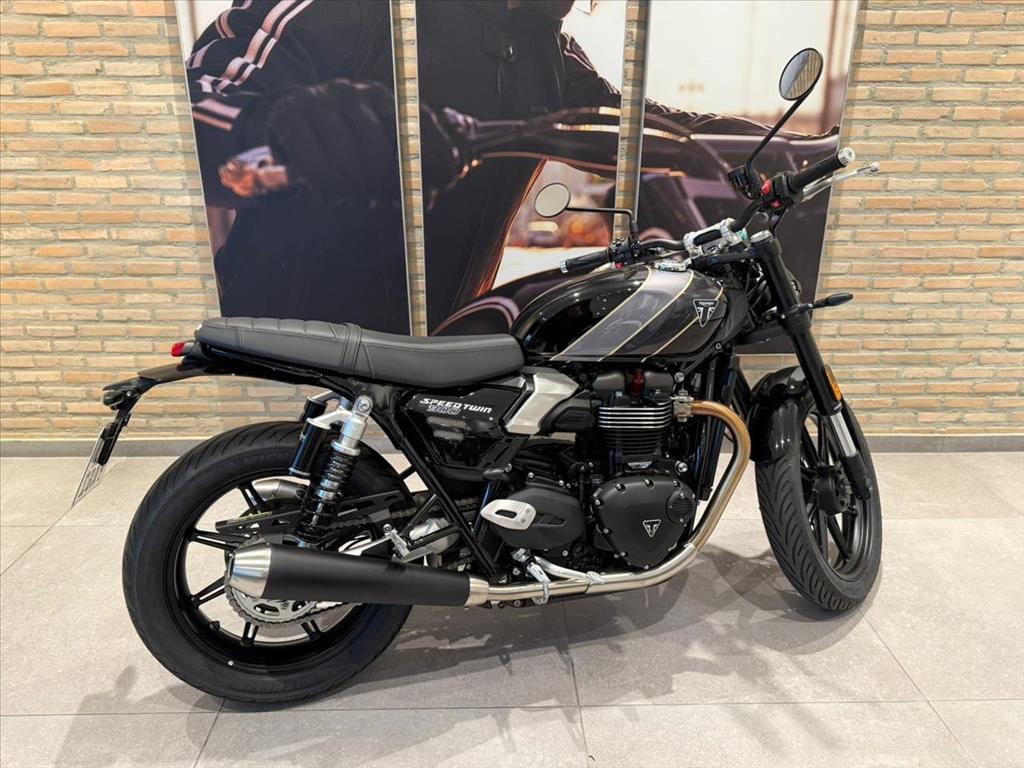 TRIUMPH-SPEED-TWIN 900