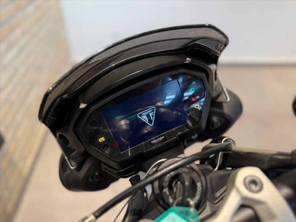 TRIUMPH-STREET-TRIPLE 765 RS