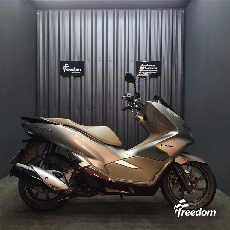 Moto HONDA do modelo PCX DLX 2022/2022