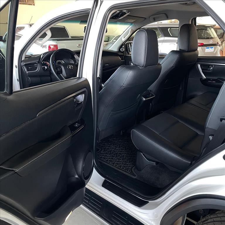 HILUX SW4 2.8 D-4D TURBO DIESEL SRX 7L 4X4 AUTOMÁTICO8