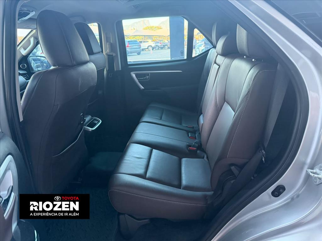 HILUX SW4 2.8 SRX 4X4 7 LUGARES 16V TURBO INTERCOOLER DIESEL 4P AUTOMÁTICO5