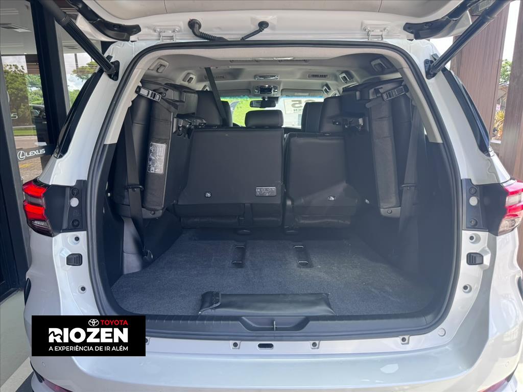 HILUX SW4 2.8 D-4D TURBO DIESEL SRX PLATINUM 7L 4X4 AUTOMÁTICO4