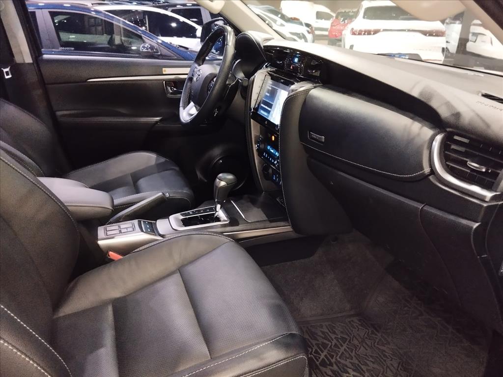 HILUX SW4 2.8 D-4D TURBO DIESEL SRX 7L 4X4 AUTOMÁTICO