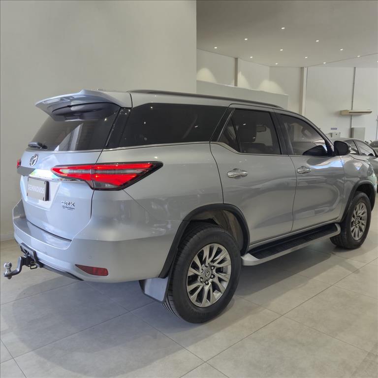 HILUX SW4 2.8 D-4D TURBO DIESEL SRX 7L 4X4 AUTOMÁTICO3