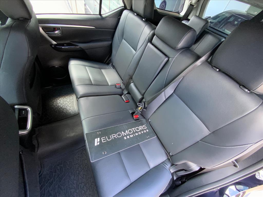 Toyota-HILUX SW4-2.8 D-4D TURBO DIESEL SRX PLATINUM 7L 4X4 AUTOMÁTICO