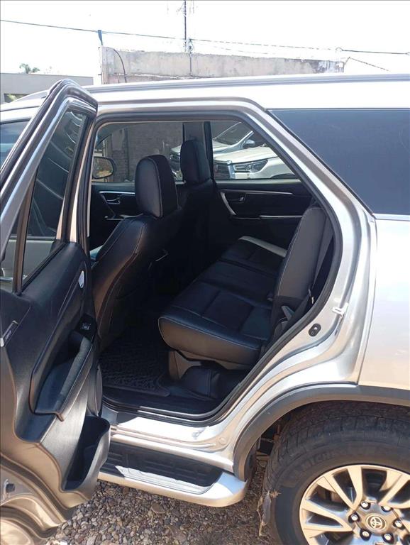 HILUX SW4 2.8 D-4D TURBO DIESEL SRX 7L 4X4 AUTOMÁTICO9