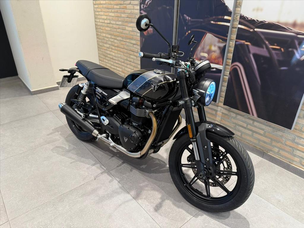 TRIUMPH-SPEED-TWIN 900
