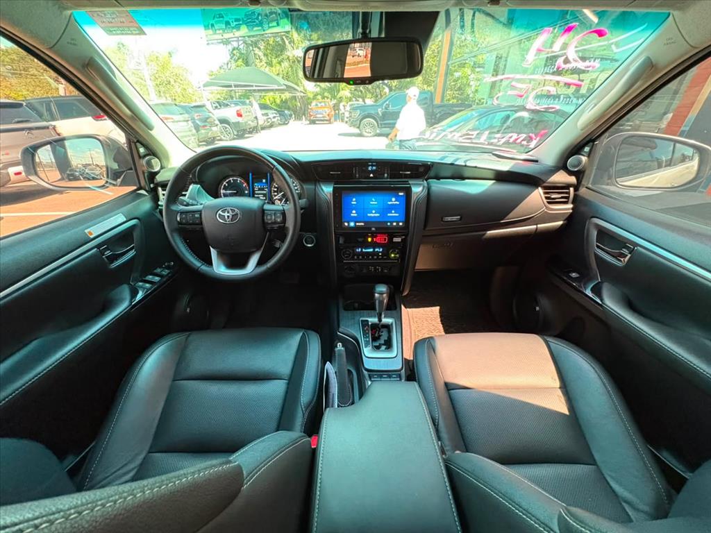 Toyota-HILUX SW4-2.8 D-4D TURBO DIESEL SRX PLATINUM 7L 4X4 AUTOMÁTICO