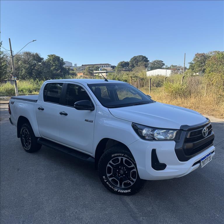 Toyota-HILUX-2.8 D-4D TURBO DIESEL CD POWER PACK 4X4 MANUAL