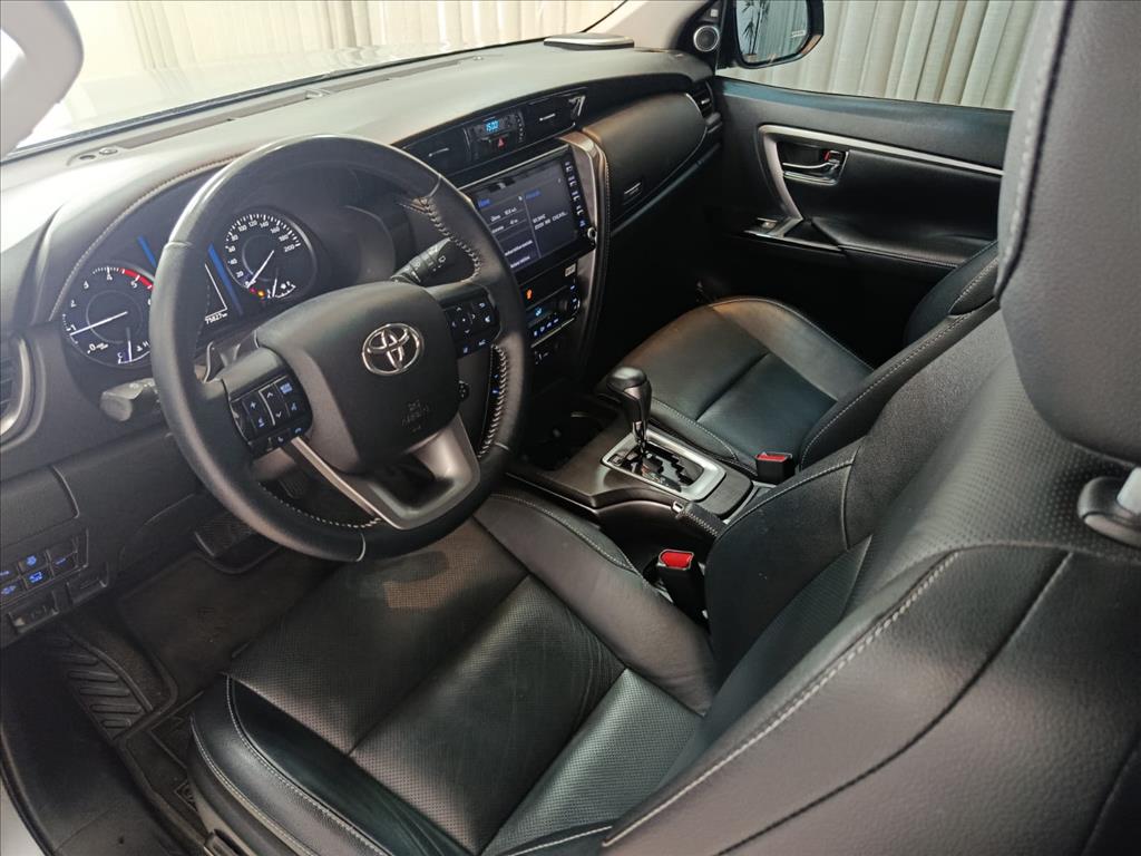 HILUX SW4 2.8 D-4D TURBO DIESEL SRX 7L 4X4 AUTOMÁTICO7