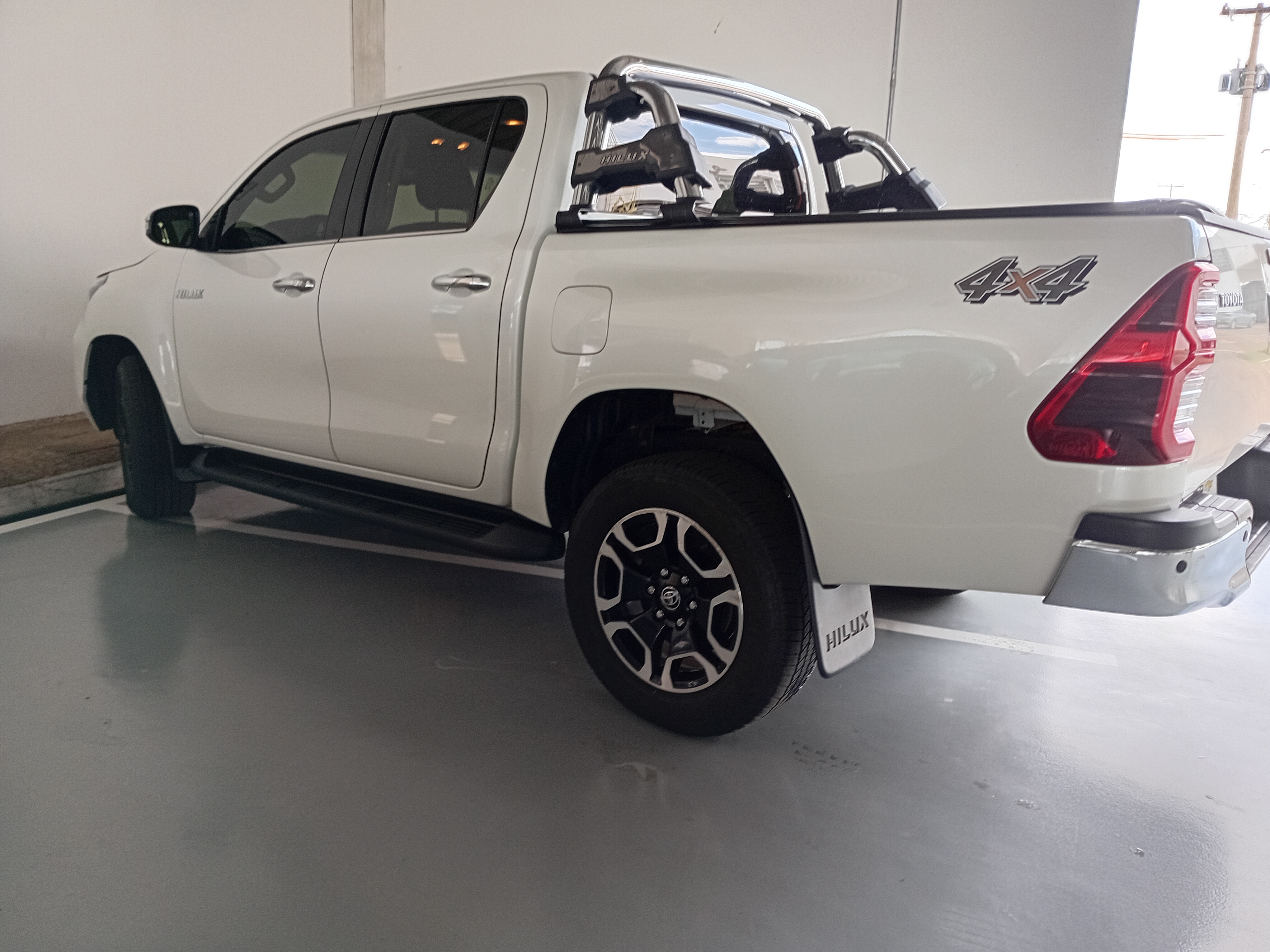 Toyota-HILUX-2.8 D-4D TURBO DIESEL CD SRX 4X4 AUTOMÁTICO