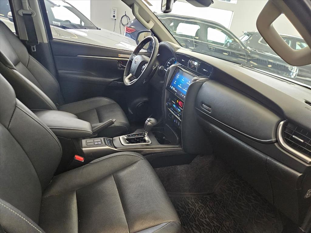 HILUX 2.8 D-4D TURBO DIESEL CD SRX 4X4 AUTOMÁTICO8