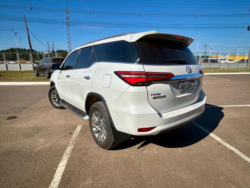 Toyota-HILUX SW4-2.8 D-4D TURBO DIESEL SRX 7L 4X4 AUTOMÁTICO