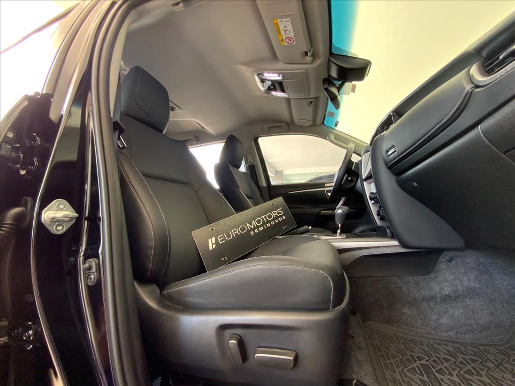 Toyota-HILUX SW4-2.8 D-4D TURBO DIESEL SRX PLATINUM 7L 4X4 AUTOMÁTICO