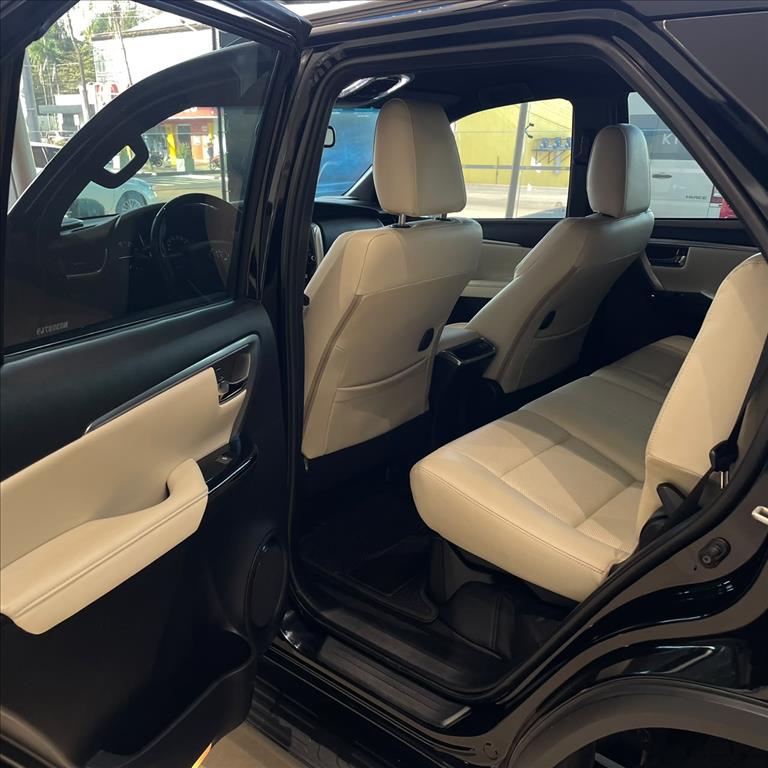 HILUX SW4 2.8 D-4D TURBO DIESEL SRX 7L 4X4 AUTOMÁTICO6