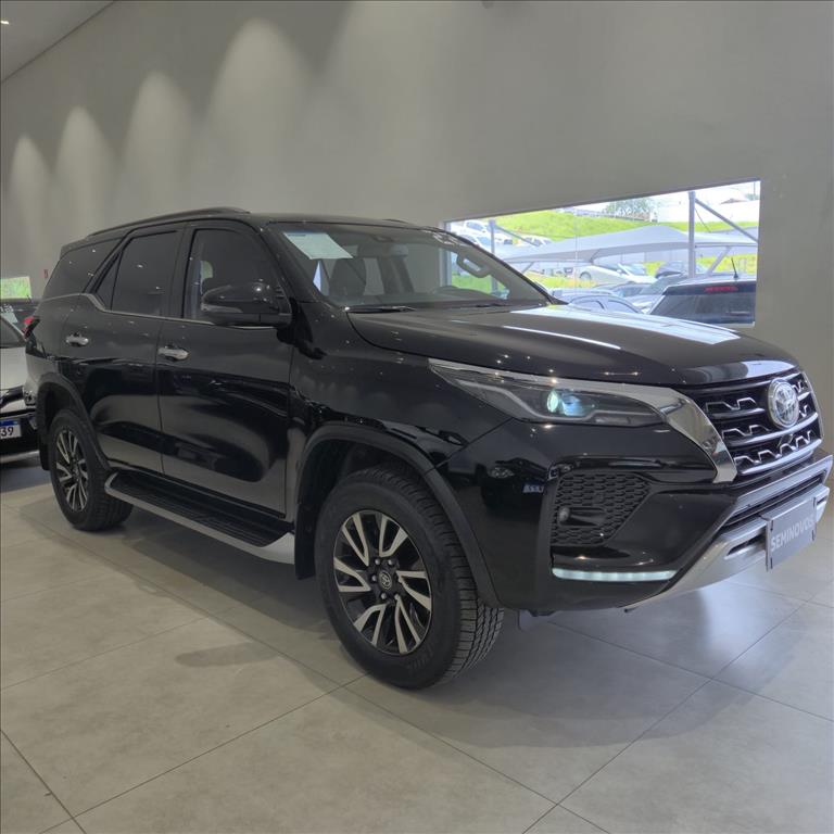 HILUX SW4 2.8 D-4D TURBO DIESEL SRX 7L 4X4 AUTOMÁTICO