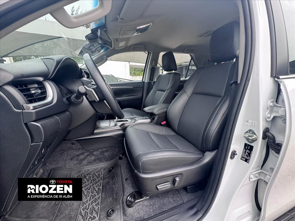 HILUX SW4 2.8 D-4D TURBO DIESEL SRX PLATINUM 7L 4X4 AUTOMÁTICO7