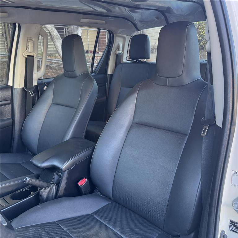Toyota-HILUX-2.8 D-4D TURBO DIESEL CD POWER PACK 4X4 MANUAL