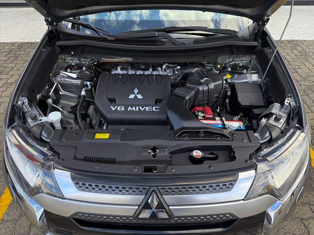 Mitsubishi Outlander - 3.0 MIVEC V6 GASOLINA HPE-S AWD AUTOMÁTICO