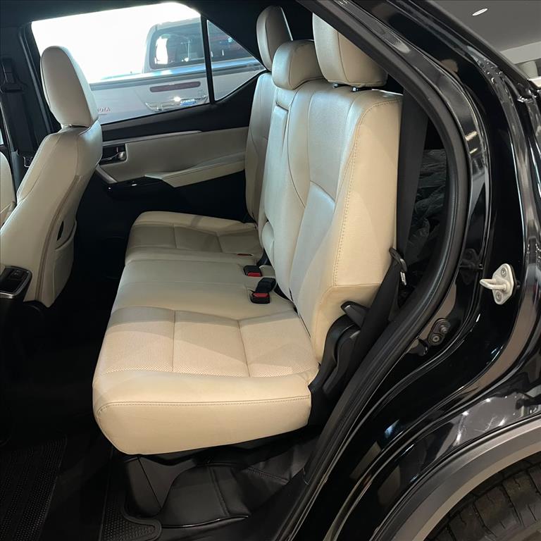 HILUX SW4 2.8 D-4D TURBO DIESEL SRX 7L 4X4 AUTOMÁTICO4