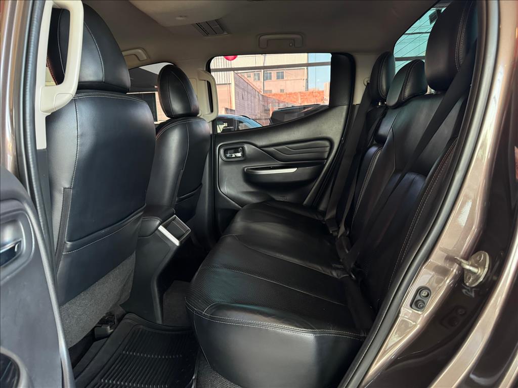 Mitsubishi-L200 TRITON-2.4 16V TURBO DIESEL SPORT HPE-S CD 4P 4X4 AUTOMÁTICO