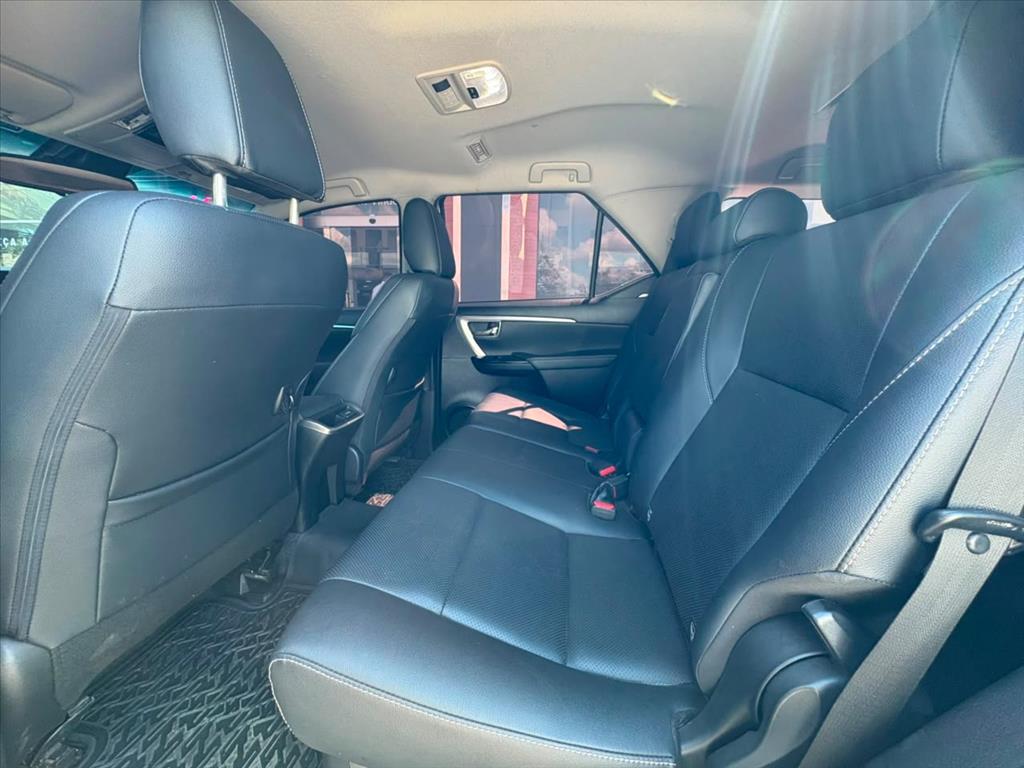 Toyota-HILUX SW4-2.8 D-4D TURBO DIESEL SRX PLATINUM 7L 4X4 AUTOMÁTICO