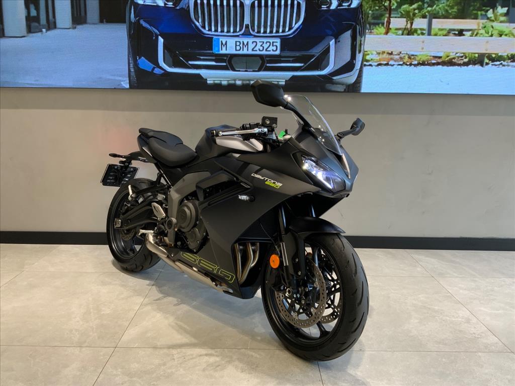TRIUMPH-DAYTONA-660
