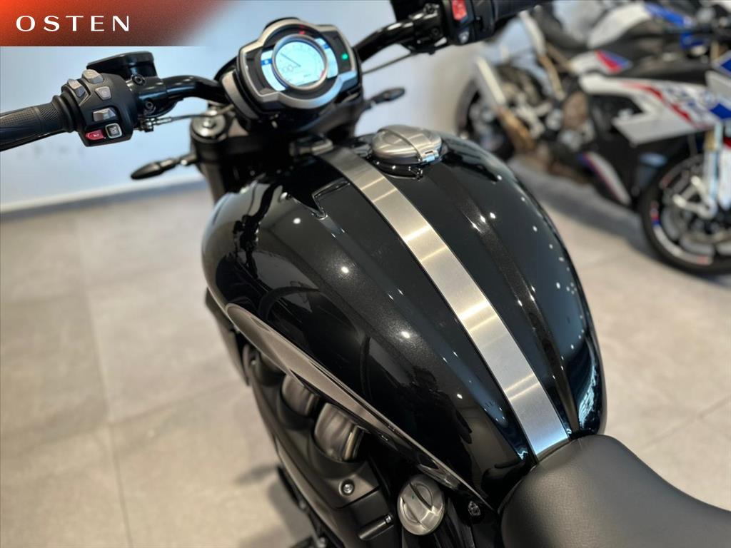 TRIUMPH-ROCKET-III R