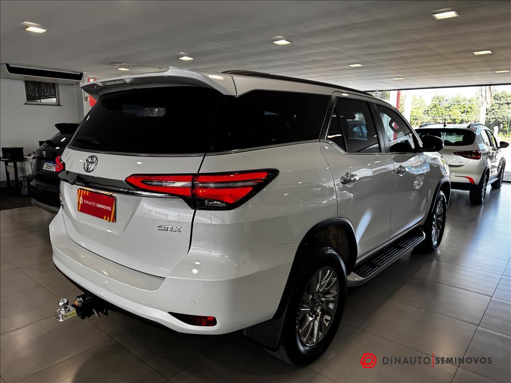 Toyota-HILUX SW4-2.8 D-4D TURBO DIESEL SRX 7L 4X4 AUTOMÁTICO