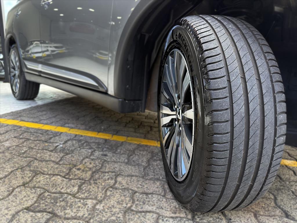 Mitsubishi Outlander - 3.0 MIVEC V6 GASOLINA HPE-S AWD AUTOMÁTICO