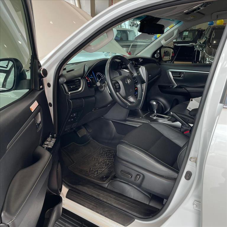 HILUX SW4 2.8 D-4D TURBO DIESEL SRX PLATINUM 7L 4X4 AUTOMÁTICO7