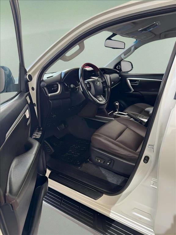 HILUX SW4 2.8 SRX 4X4 7 LUGARES 16V TURBO INTERCOOLER DIESEL 4P AUTOMÁTICO10