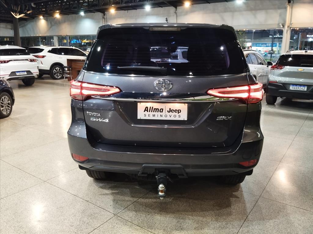 HILUX SW4 2.8 D-4D TURBO DIESEL SRX 7L 4X4 AUTOMÁTICO