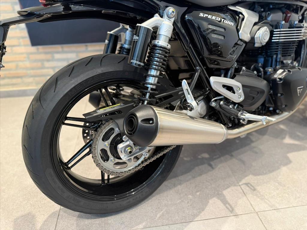 TRIUMPH-SPEED-TWIN