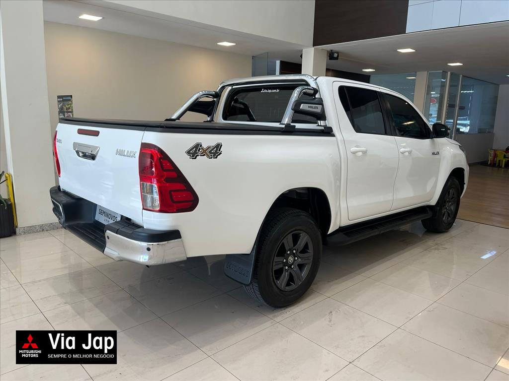 Toyota-HILUX-2.8 D-4D TURBO DIESEL CD SR 4X4 AUTOMÁTICO