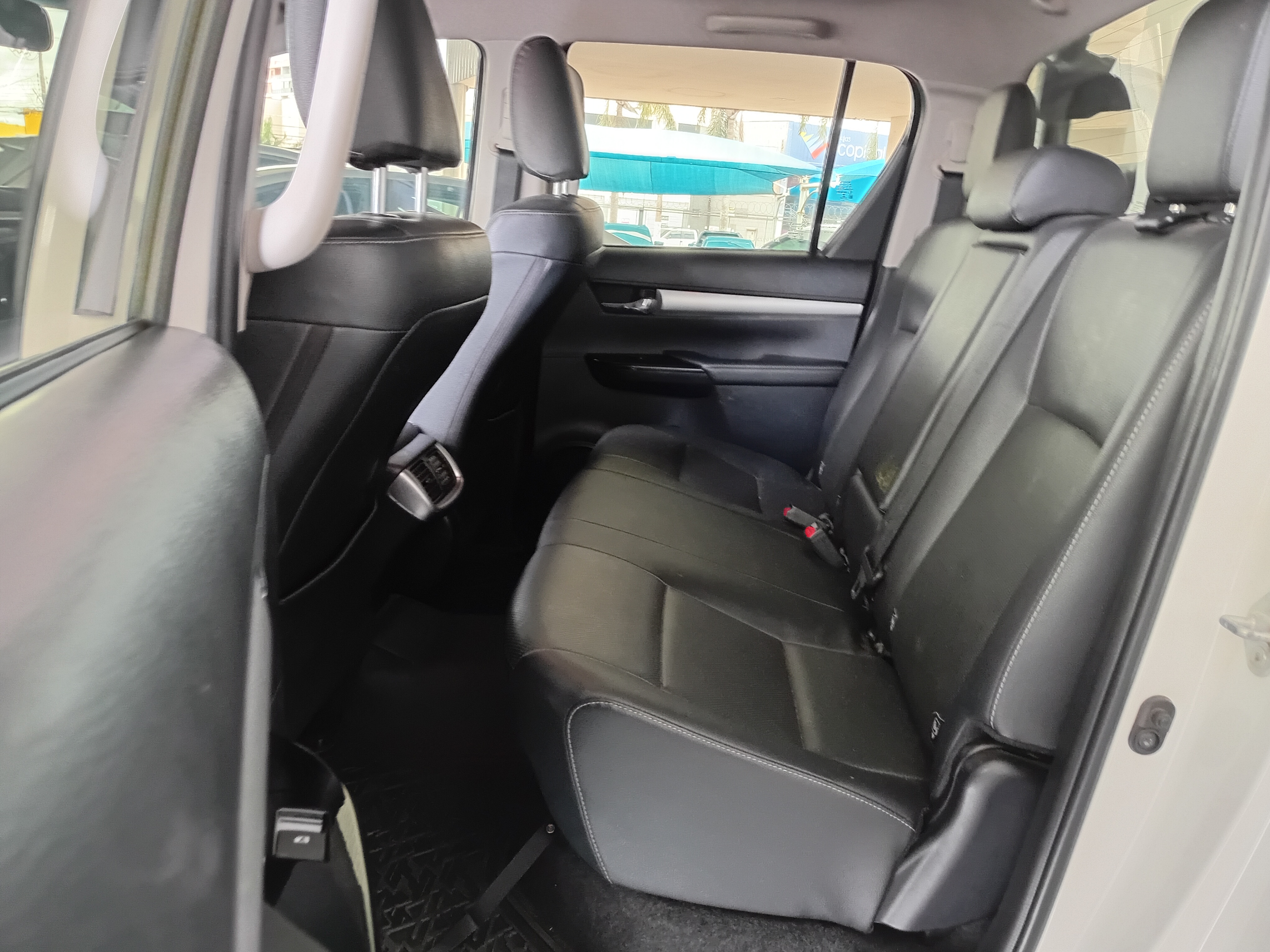 Toyota-HILUX-2.8 D-4D TURBO DIESEL CD SRX 4X4 AUTOMÁTICO