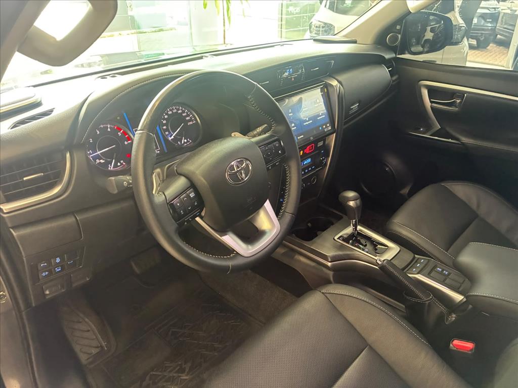 HILUX SW4 2.8 D-4D TURBO DIESEL DIAMOND 7L 4X4 AUTOMÁTICO4