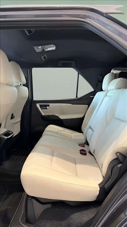 HILUX SW4 2.8 D-4D TURBO DIESEL SRX 7L 4X4 AUTOMÁTICO9