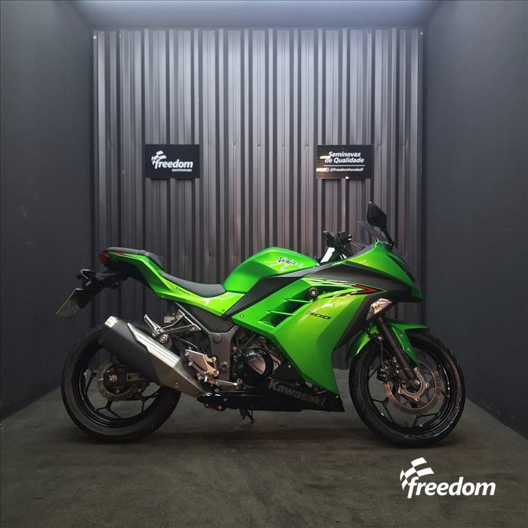 Moto KAWASAKI do modelo NINJA 300 2024/2024