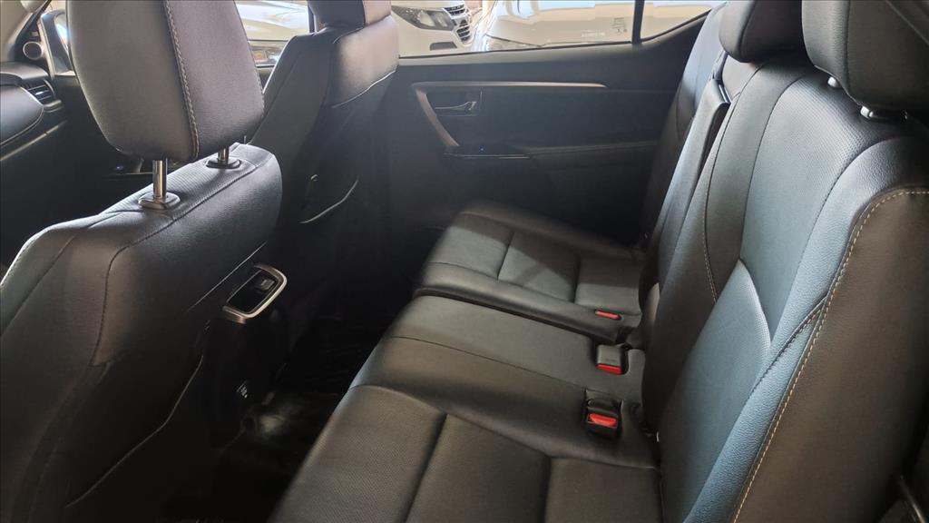 HILUX SW4 2.8 D-4D TURBO DIESEL SRX 7L 4X4 AUTOMÁTICO8