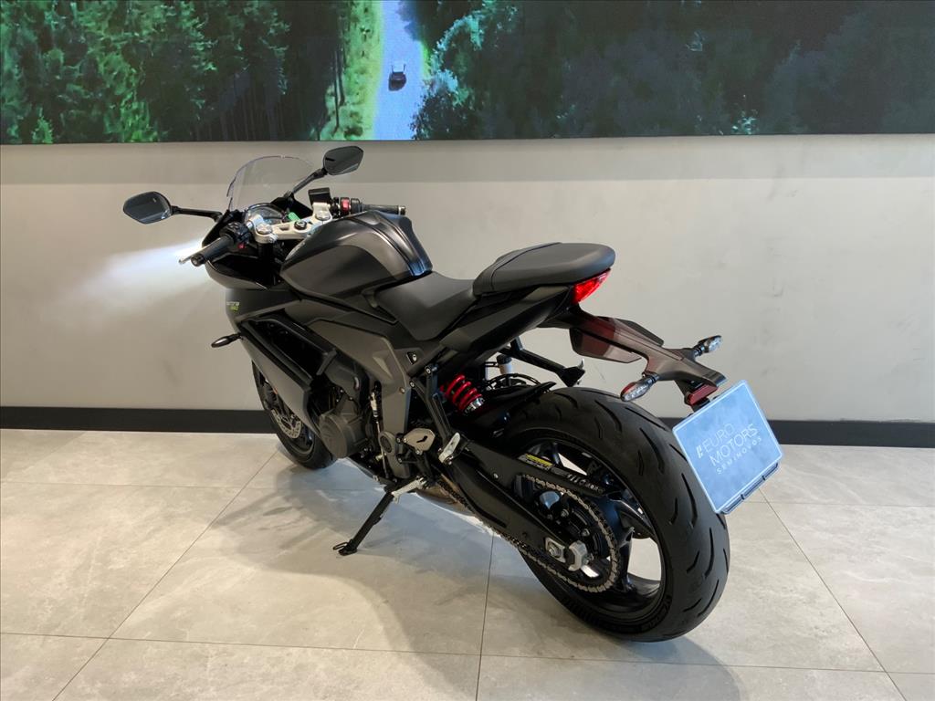TRIUMPH-DAYTONA-660